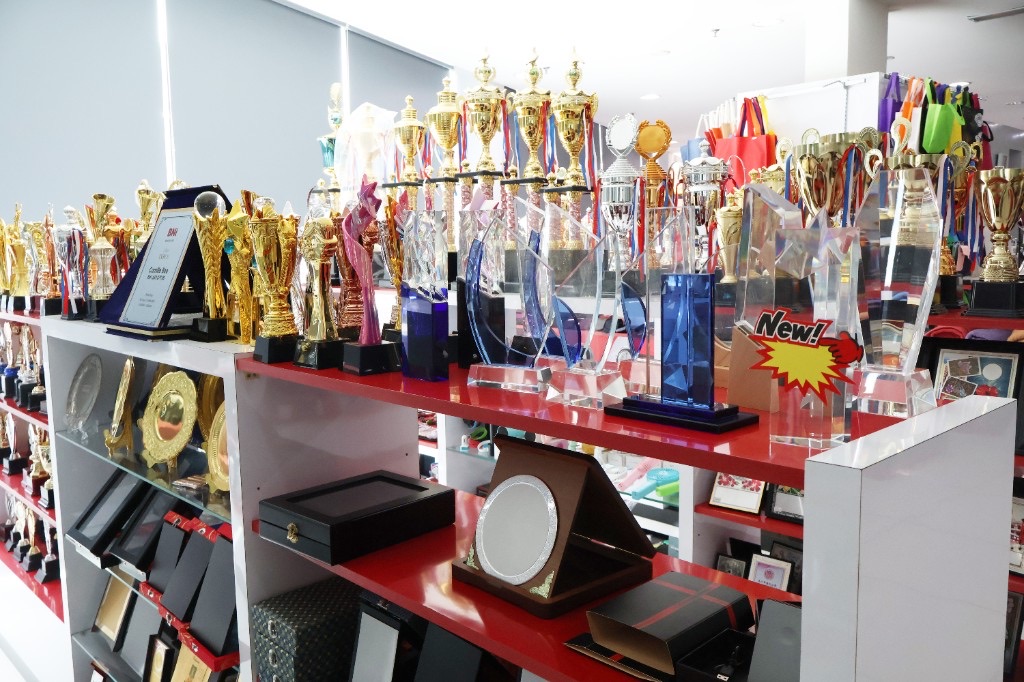 Premium crystal trophies and awards for VIP gifting